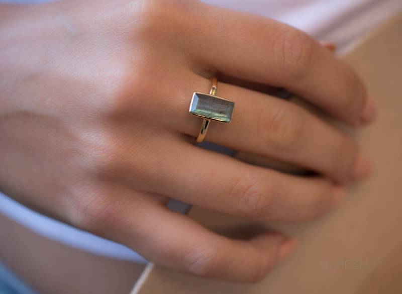 Regenbogen Labradorit Ring ~ Rechteckiger Stein Edelstein Natürlich 18K Vergoldet Schmuck Handgemacht Februar Geburtsstein - Mr010 von MaresiaJewelry