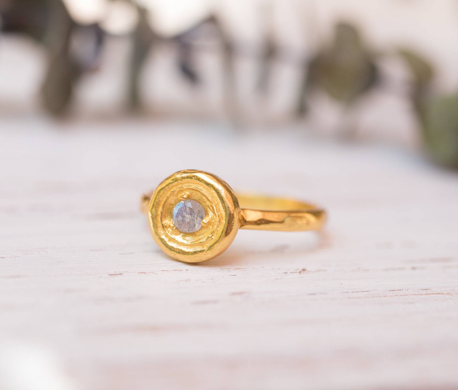 Regenbogen Labradorit Ring ~ Runder Facettierter Stein 14K Vergoldung Über Sterling Silber Handgemacht Februar Birthstone-Mr123 von MaresiaJewelry