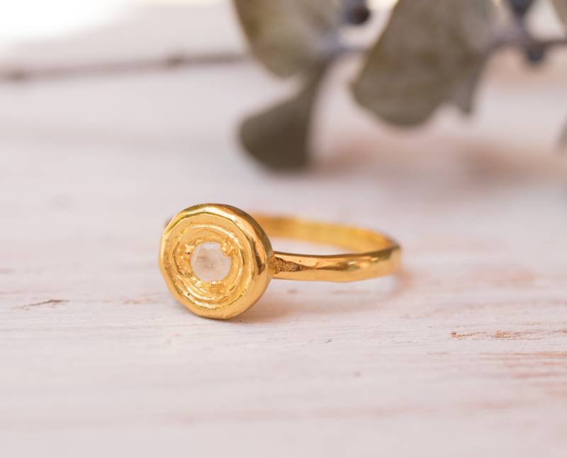 Regenbogen Mondstein Ring ~ Runder Facettierter Stein Edelstein 14K Vergoldet Über Sterling Silber Juni Geburtsstein-Mr150 von MaresiaJewelry