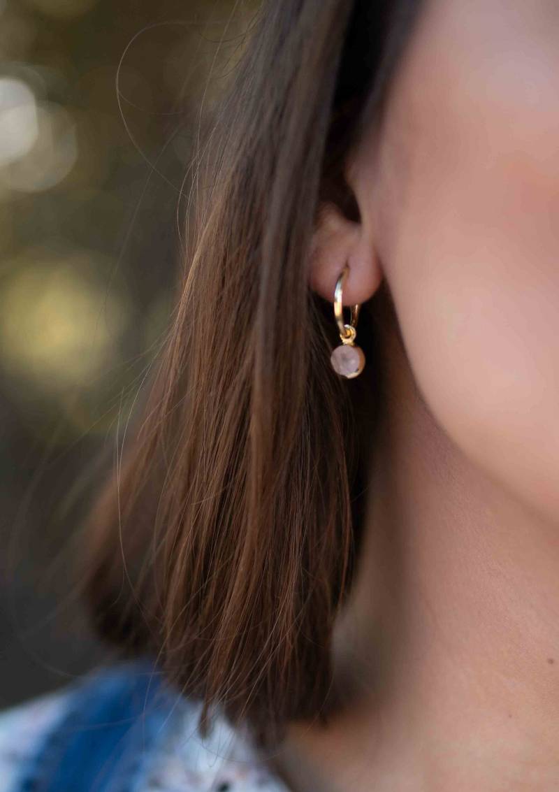 Rosenquarz Ohrringe ~ Ohrstecker Schmuck 18K Vergoldet Natürlich Minimalistisch Alltag Geschenk Für Sie Boho Hippie Me205 von MaresiaJewelry