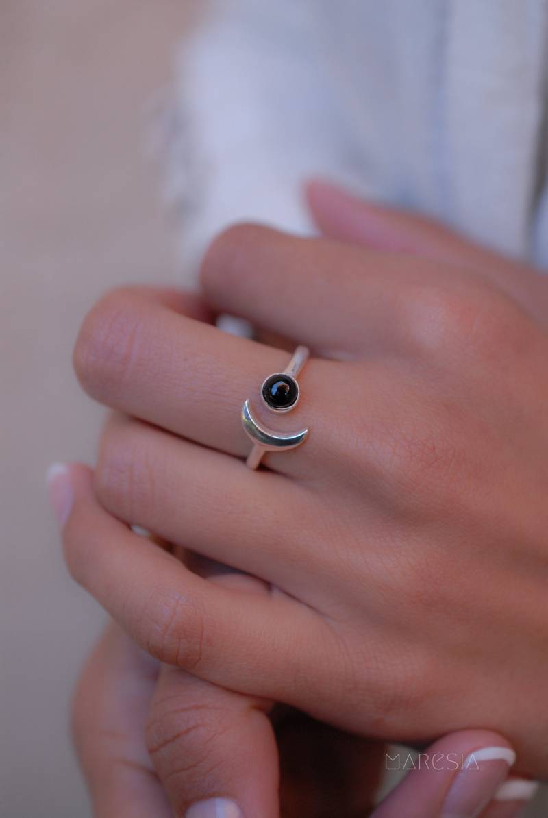 Schwarzer Onyx Ring ~ Sterling Silber 925 ~Handarbeit ~Verstellbar~ Halbmond ~Boho ~Hippie ~Geschenk Für Sie Mr126 von MaresiaJewelry