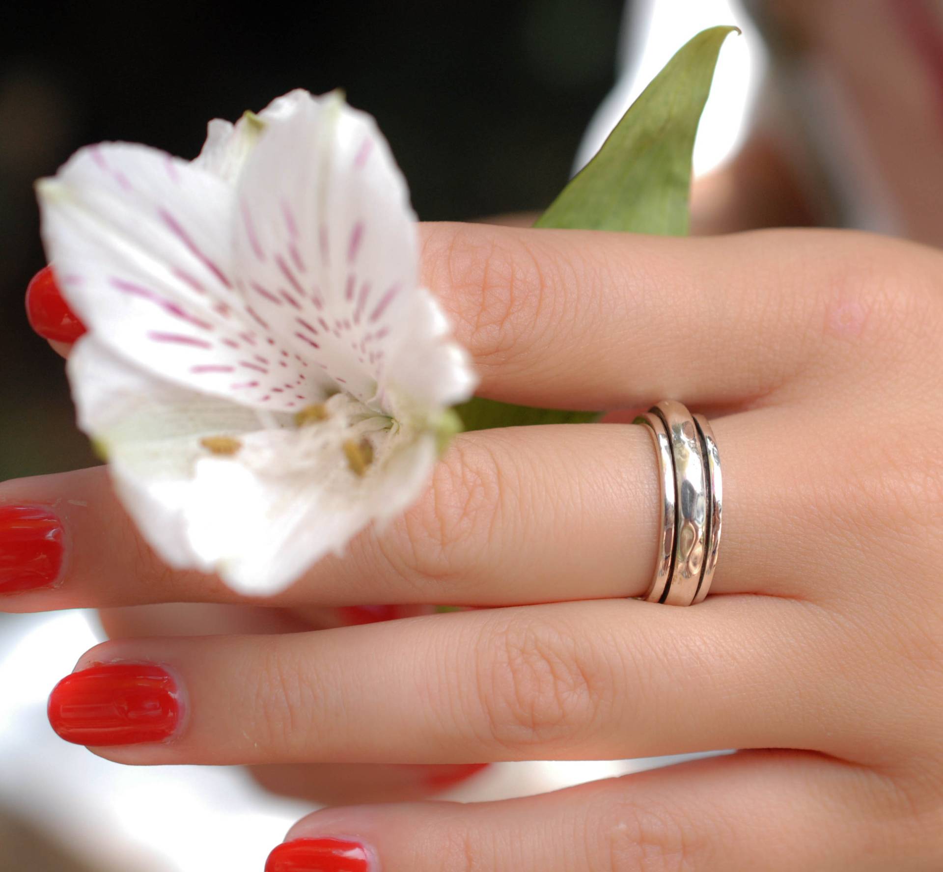 Spinning Ring ~ Spinner Meditation Yoga Angst Anti Stress Dünnes Band Sterling Silber 925 Handmade Gehämmert Ms027 von MaresiaJewelry