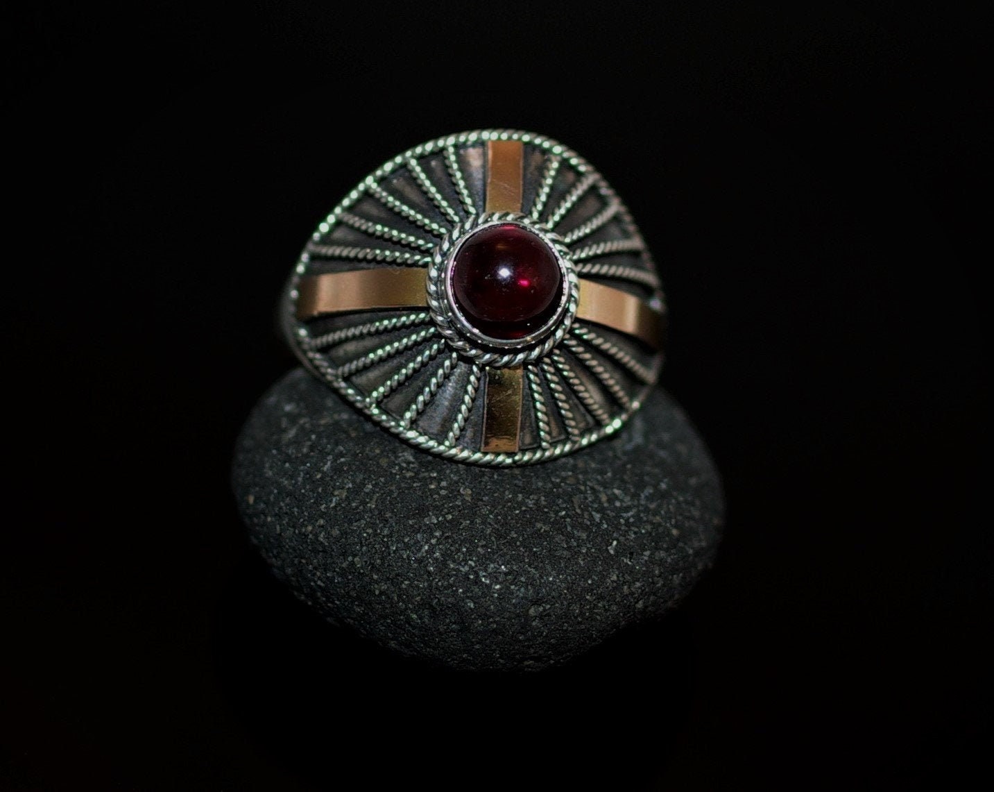 Auffallender Ring Aus Silber, Gold Und Granat, Statement von MaressiSchmuck