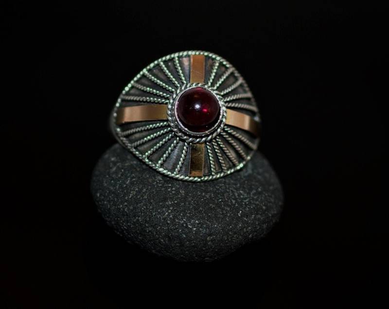 Auffallender Ring Aus Silber, Gold Und Granat, Statement von MaressiSchmuck