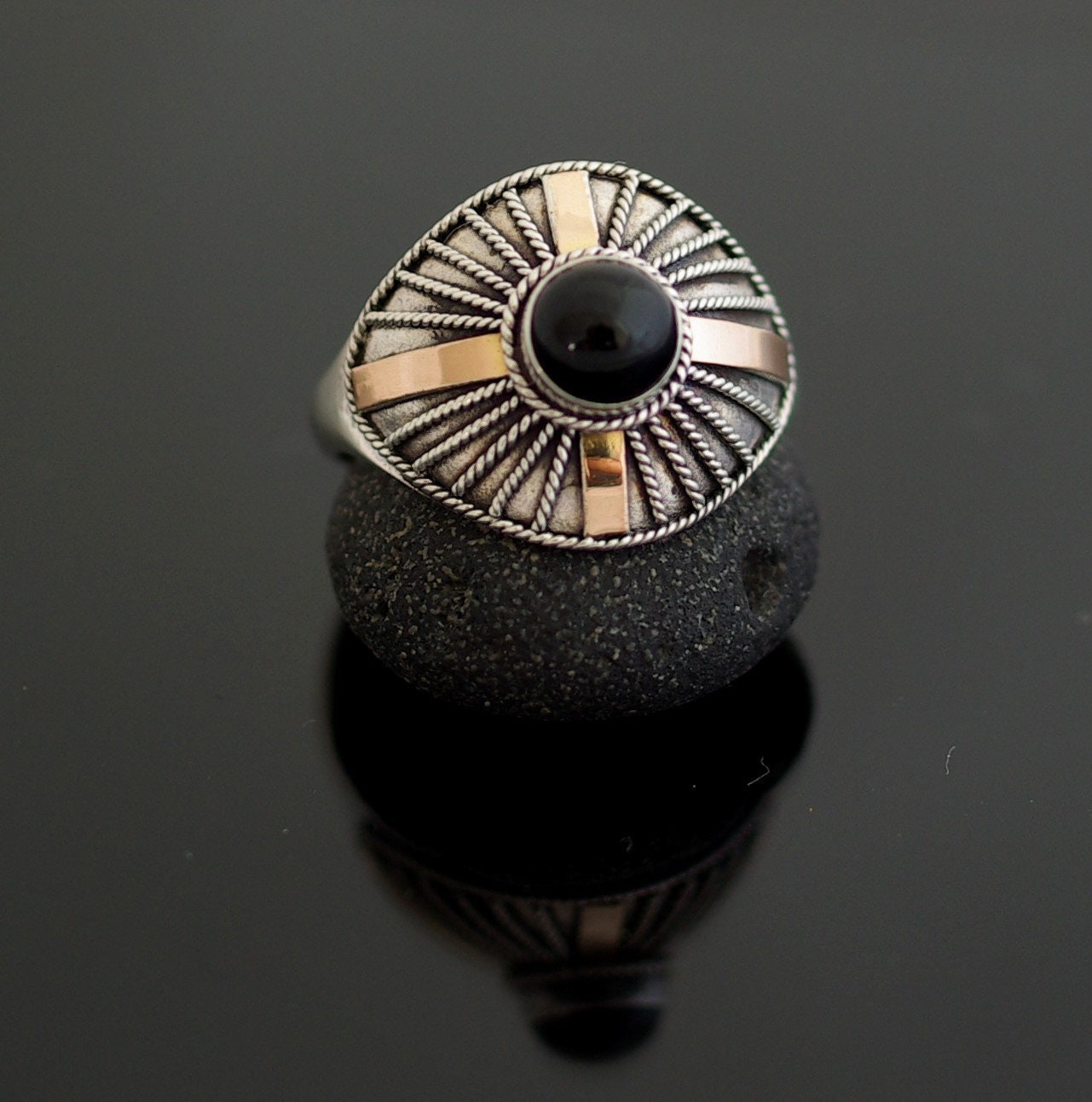 Auffallender Ring Aus Silber, Gold Und Onyx von MaressiSchmuck