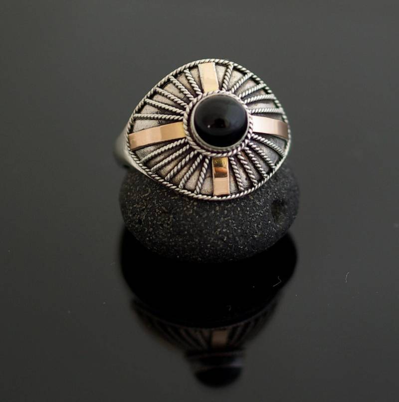 Auffallender Ring Aus Silber, Gold Und Onyx von MaressiSchmuck