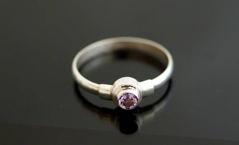 Edler Silberring Mit Einem Zart Fliederfarbenen Zirkonia, Facettierter Edelstein Edler Silberring Mit Einem Zart Fliederfarbenen Zirkonia, Facettierter Edelstein von MaressiSchmuck