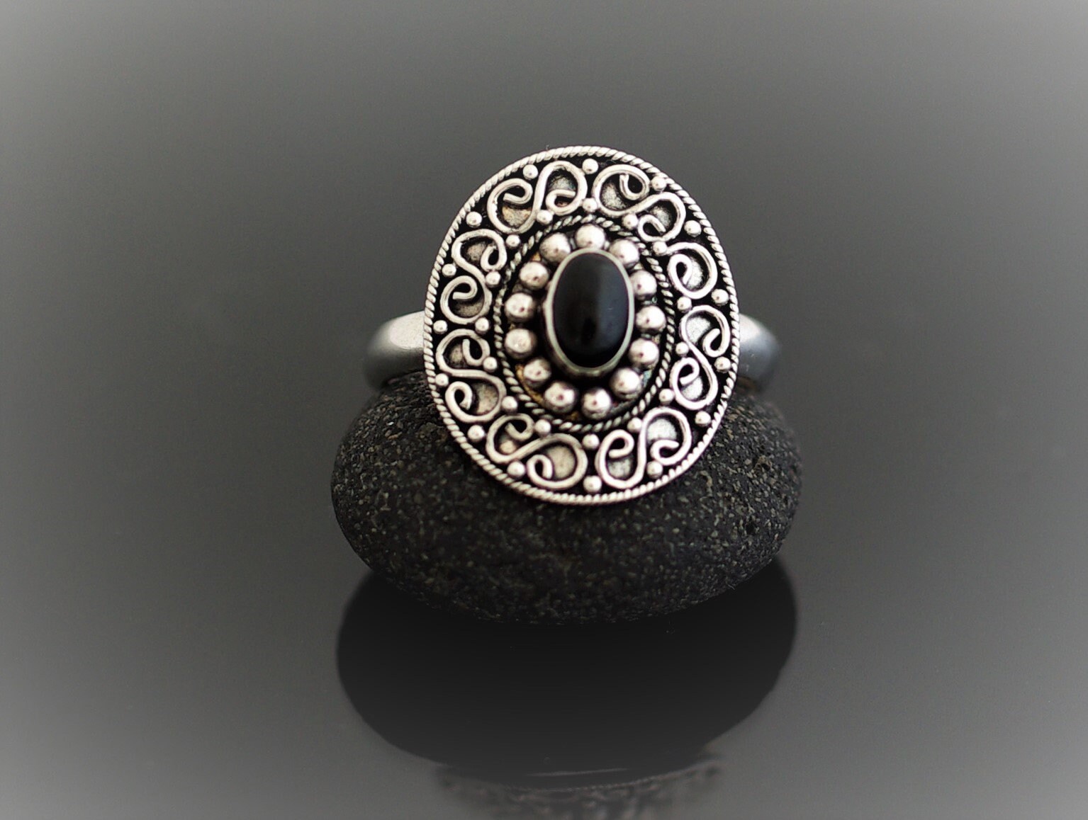 Filigraner Ring Mit Einem Onyx, Silberner Ring, Statement Geschenk Valentinstag von MaressiSchmuck