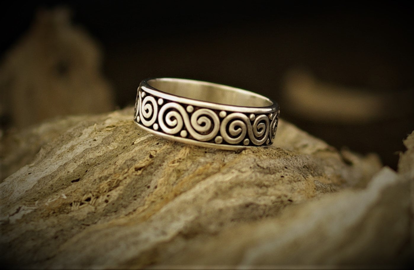 Hübscher Bandring Aus Silber Mit Filigranem Muster von MaressiSchmuck