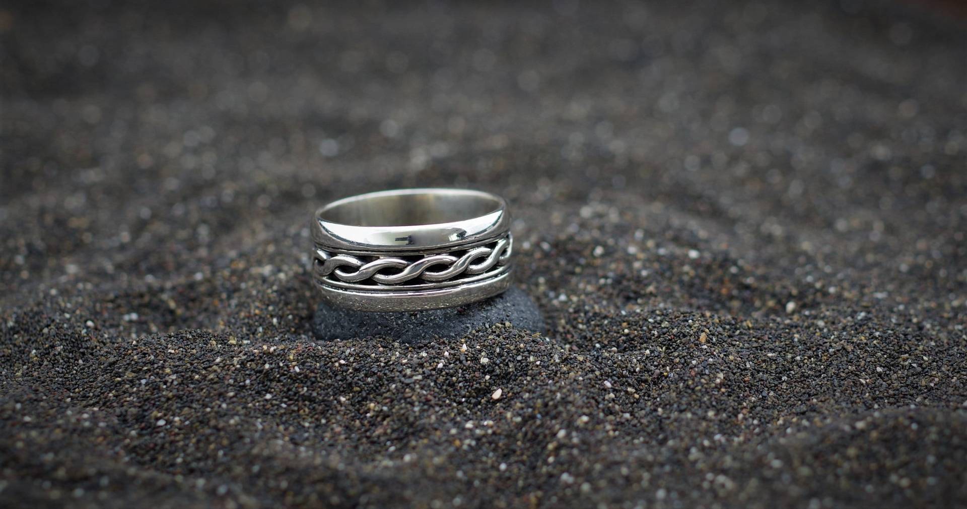 Hübscher Bandring Aus Silber Mit Filigranem Muster von MaressiSchmuck