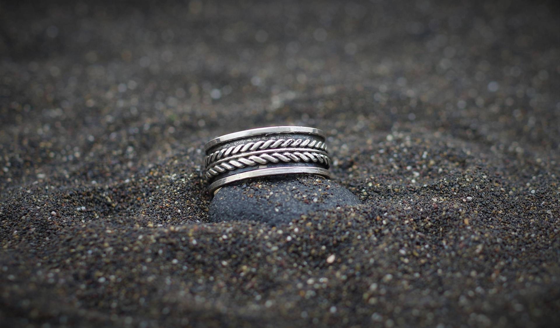 Hübscher Bandring Aus Silber Mit Filigranem Muster von MaressiSchmuck