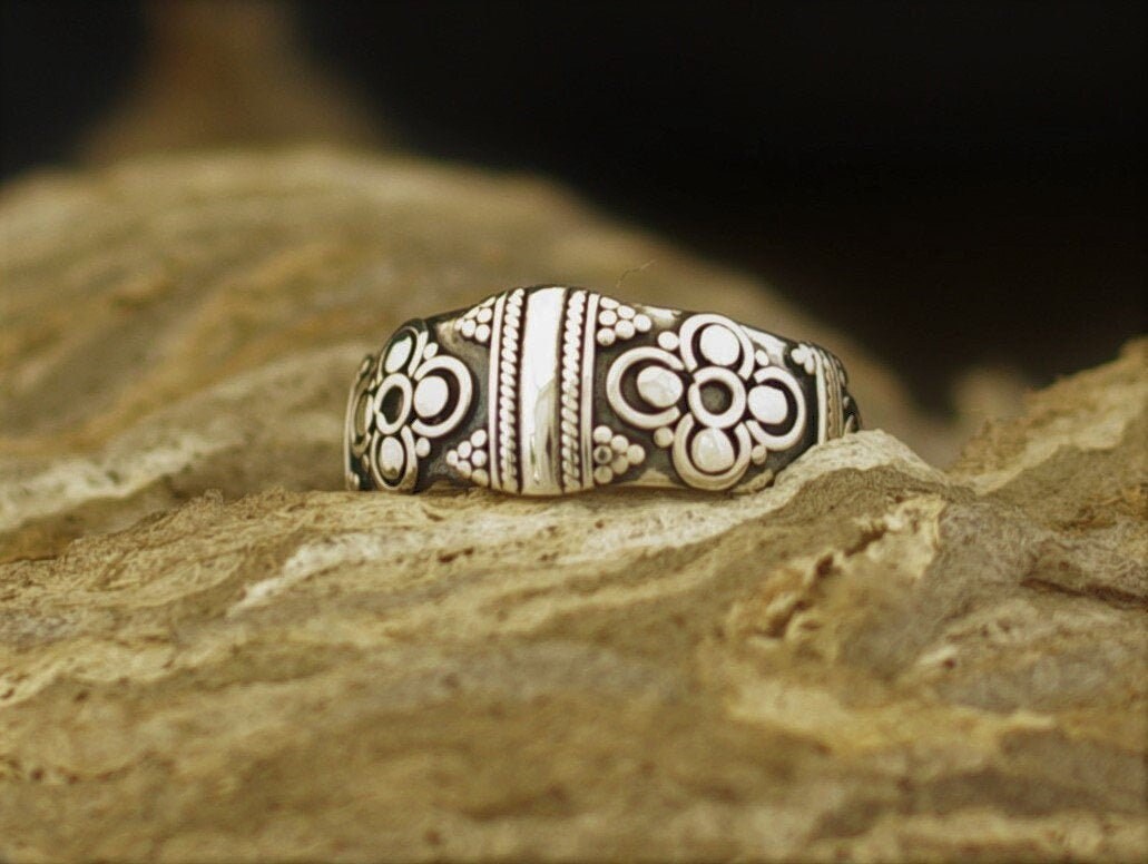 Sehr Filigran Gearbeiter Ring Aus 925 Sterlingsilber, Stapelring, Statement von MaressiSchmuck