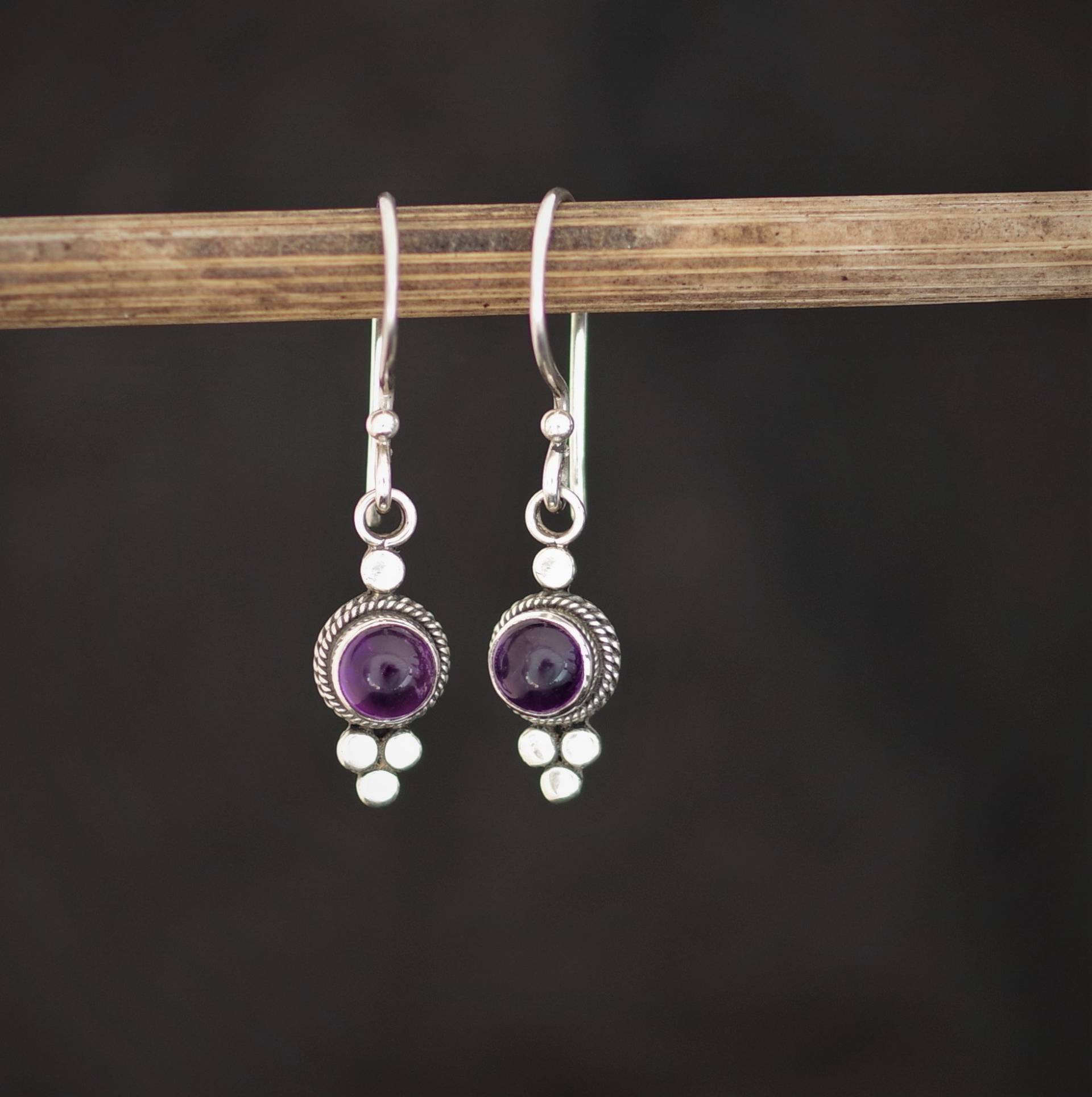 Silberne Ohrringe Mit Einem Dunkel Violettem Amethyst, Geburtsstein, Heilstein, Monatsstein von MaressiSchmuck