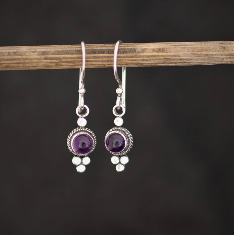 Silberne Ohrringe Mit Einem Dunkel Violettem Amethyst, Geburtsstein, Heilstein, Monatsstein von MaressiSchmuck
