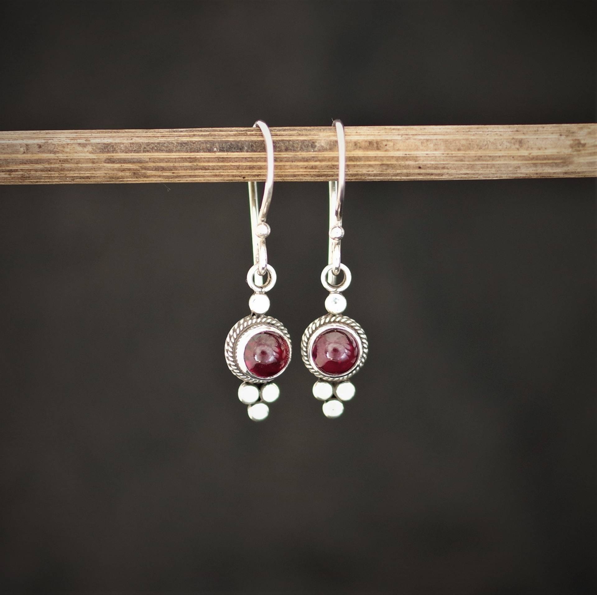 Silberne Ohrringe Mit Granat, Granatschmuck, Geburtsstein, Heilstein, Monatsstein von MaressiSchmuck
