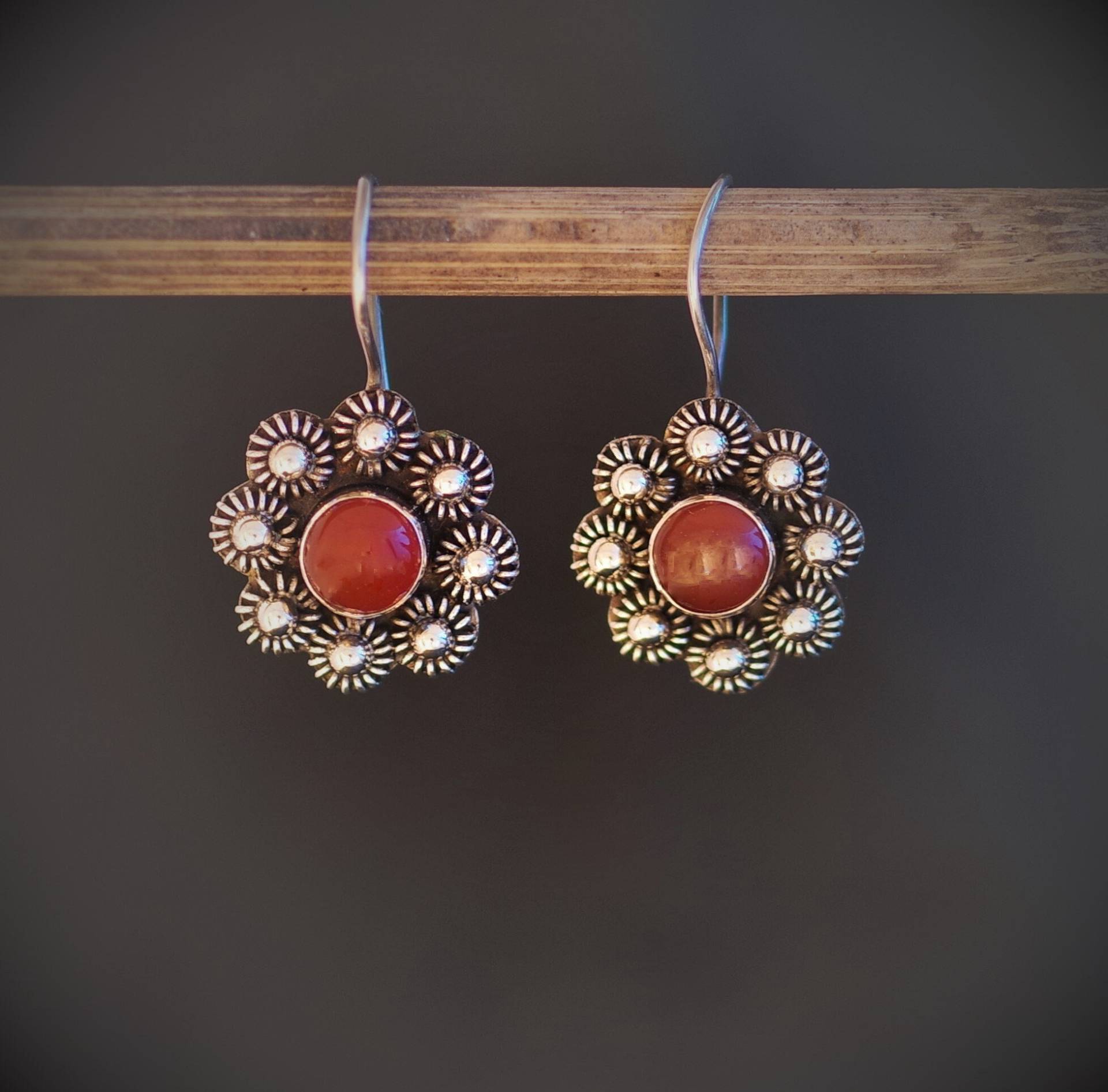 Silberne Ohrringe Mit Karneol, Geburtsstein, Heilstein, Monatsstein, Handmadewithlove von MaressiSchmuck