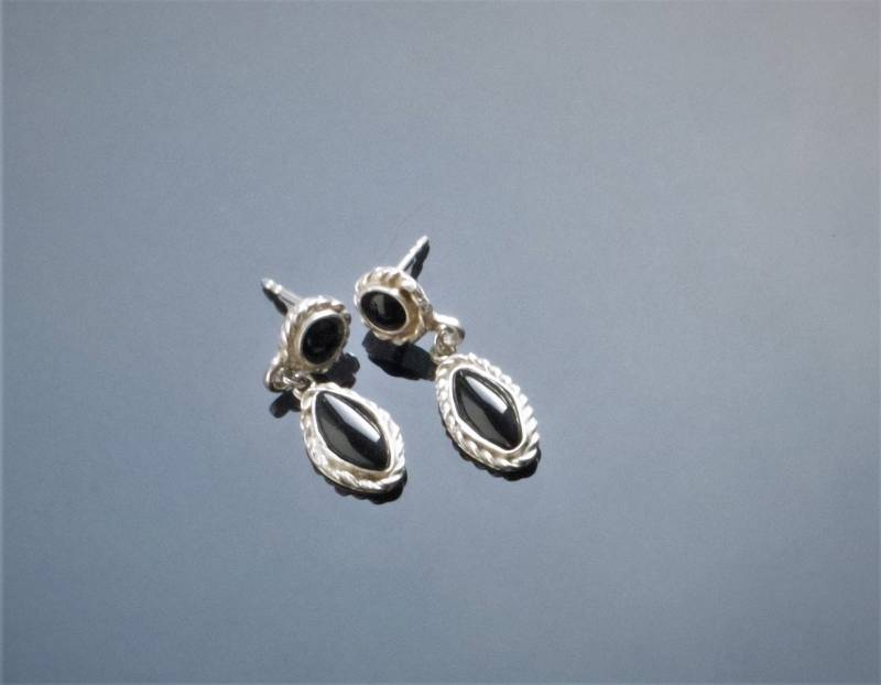 Zieliche Ohrstecker Aus Silber Und Onyx, Unikat, Einzelstück, Heilstein, Monatsstein, Geburtsstein Zieliche Ohrstecker Aus Silber Und Onyx, Unikat, Einzelstück, Heilstein, Monatsstein, Geburtsstein von MaressiSchmuck