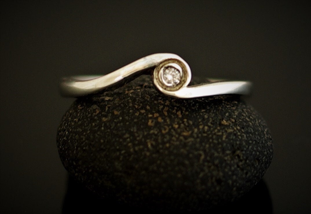 Zierlicher Ring Aus Silber Und Einem Zirkonia von MaressiSchmuck