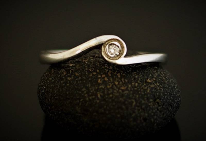 Zierlicher Ring Aus Silber Und Einem Zirkonia von MaressiSchmuck