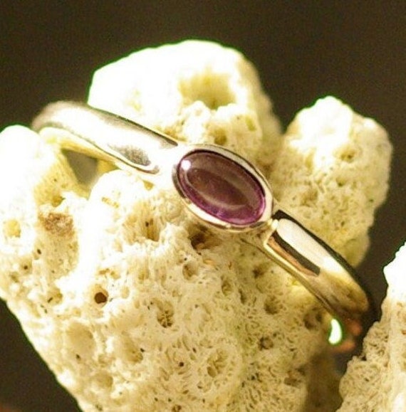 Zierlicher Silberring Mit Einem Cabochon Aus Amethyst, Heilstein, Geburtsstein von MaressiSchmuck