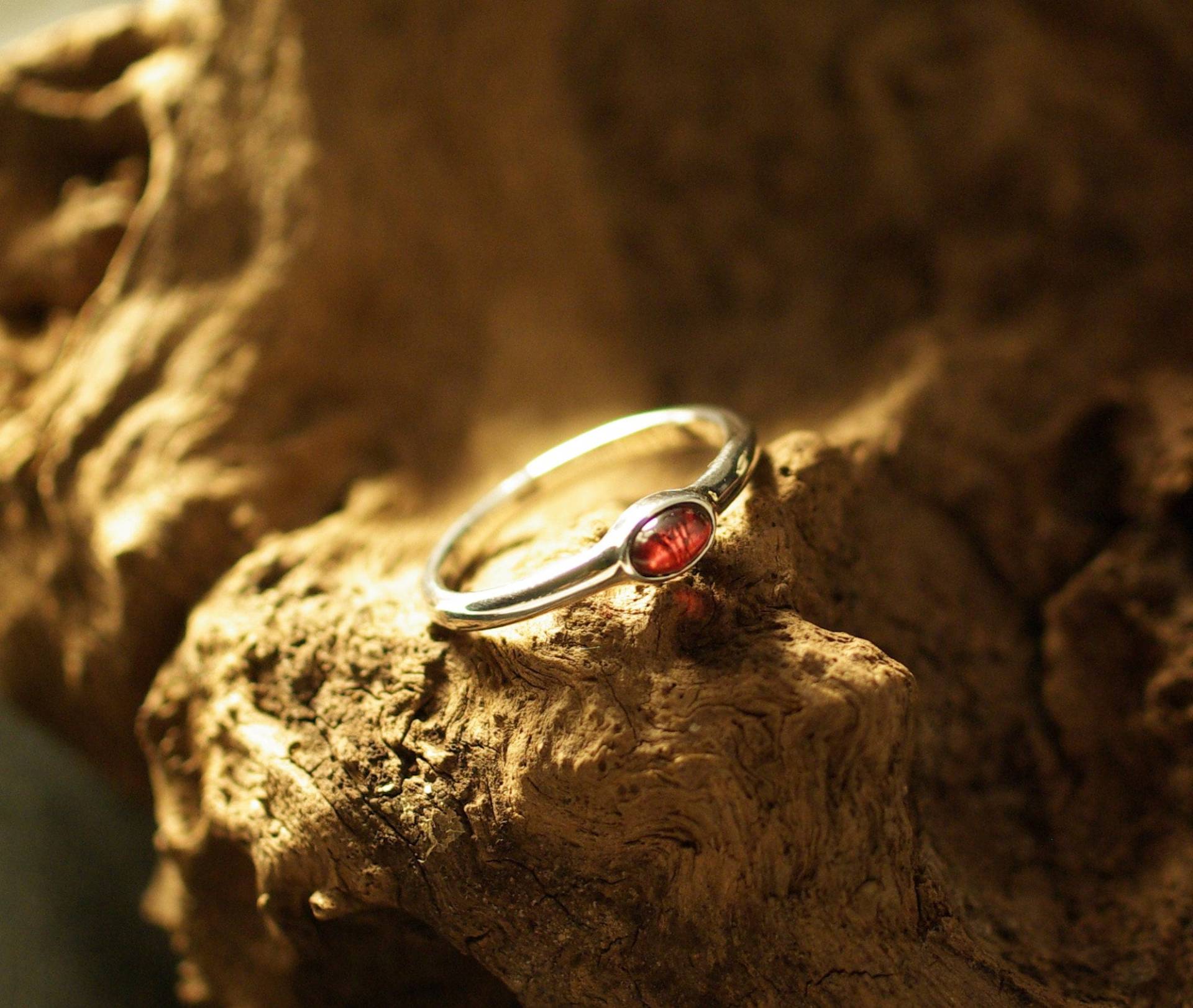 stapelring, Dunkelroter Granat in Einem Silberring, Heilstein von MaressiSchmuck
