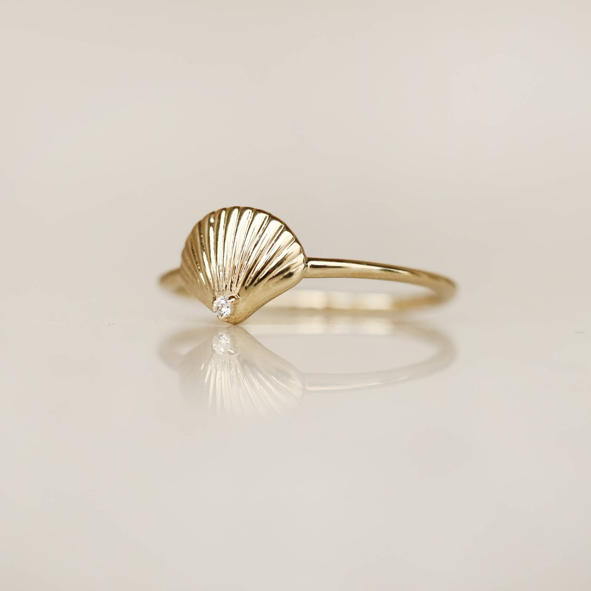 Corallium Ring, 14K Solid Gold Zierliche Stapelring Für Frauen, Geschenk Sie, Minimal Schmuck, Zarter Eleganter Schmuck von Maresuijewelry