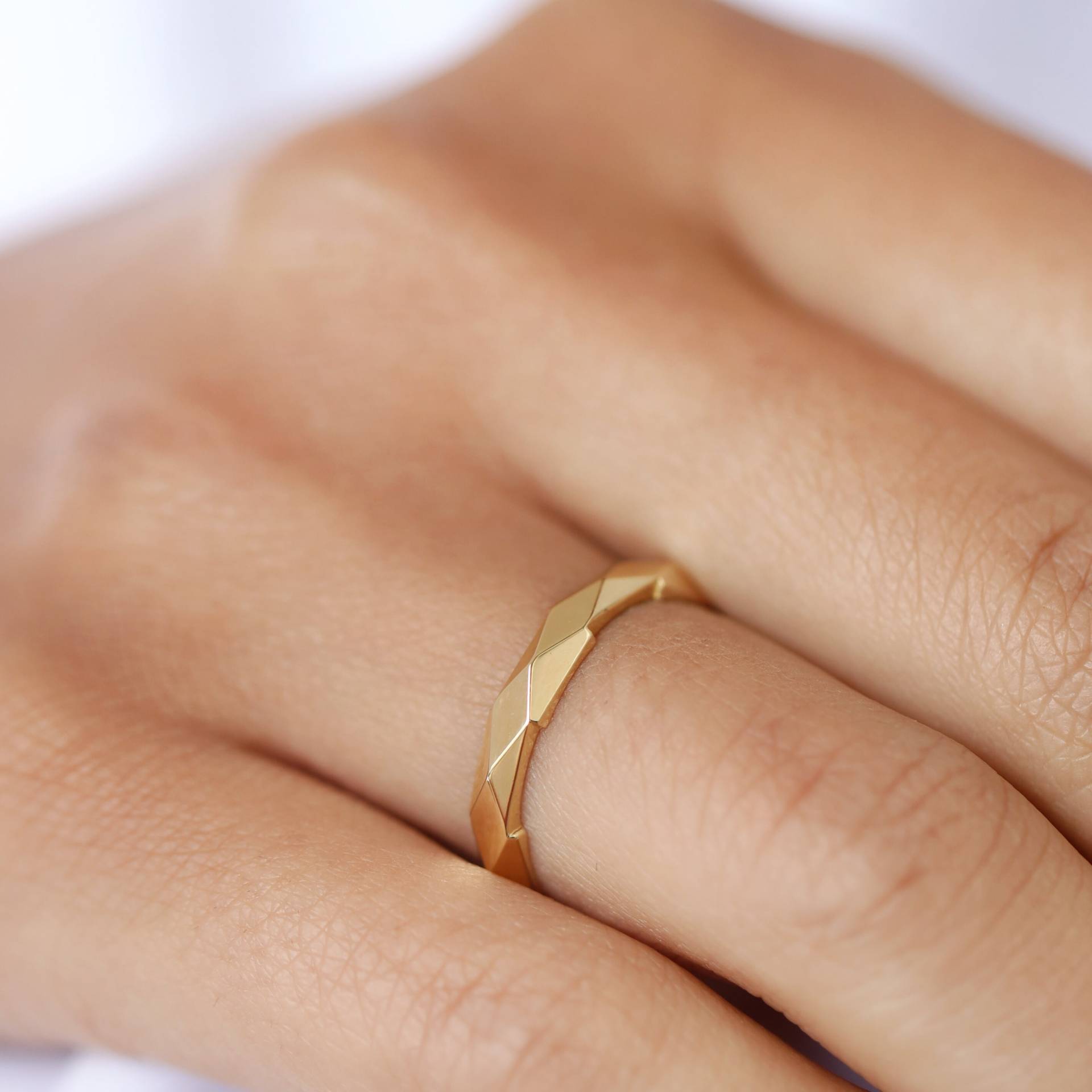 Melissani Ring, 14K Solid Gold Eleganter Schmuck, Zierlicher Stapelring Für Frauen, Geschenk Sie, Minimaler Zarter Ring von Maresuijewelry