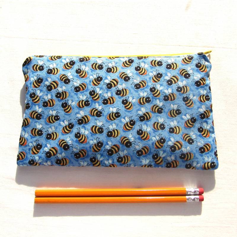 Bees Knees Stoff Reißverschlusstasche/Stiftetasche Schminktasche Gadgetsack Bees Knees Stoff Reißverschlusstasche/Stiftetasche Schminktasche Gadgetsack von MarfDaze