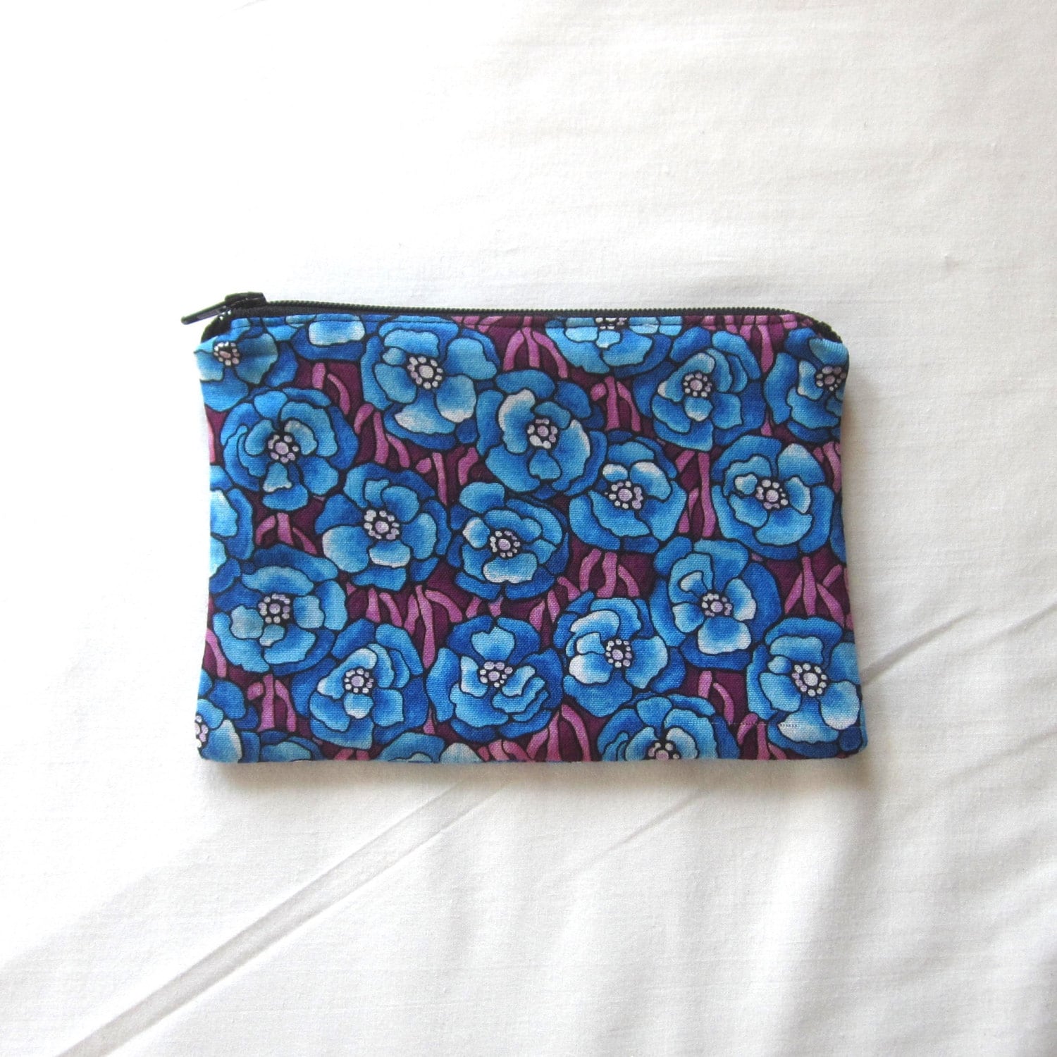 Blau Gefärbten Glasblumen Auf Lila Stoff Münze Geldbörse/Tasche/Geschenk Karte Umschlag Zipptasche Blau Gefärbten Glasblumen Auf Lila Stoff Münze Geldbörse/Tasche/Geschenk Karte Umschlag Zipptasche von MarfDaze