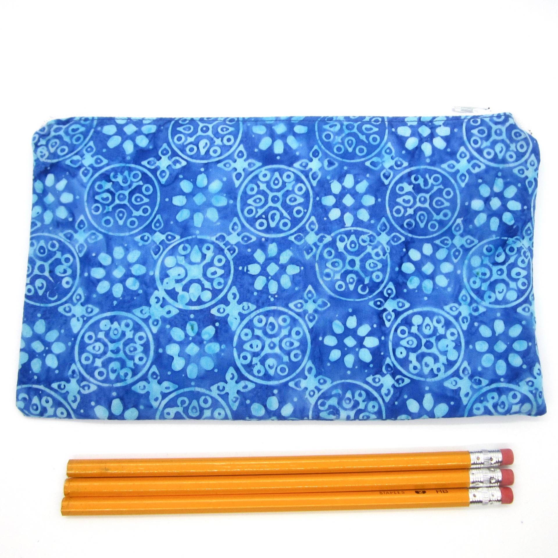 Blaue Batik Stoff Reißverschluss Beutel/Bleistift Fall Make-Up Tasche Gadget Sack Blaue Batik Stoff Reißverschluss Beutel/Bleistift Fall Make-Up Tasche Gadget Sack von MarfDaze