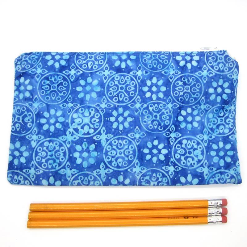 Blaue Batik Stoff Reißverschluss Beutel/Bleistift Fall Make-Up Tasche Gadget Sack Blaue Batik Stoff Reißverschluss Beutel/Bleistift Fall Make-Up Tasche Gadget Sack von MarfDaze