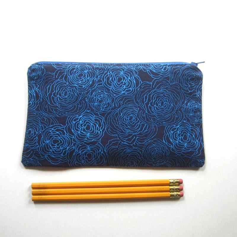 Blaue Blumen Auf Schwarzem Stoff Reißverschluss Beutel/Bleistift Fall Make-Up Tasche Gadget Blaue Blumen Auf Schwarzem Stoff Reißverschluss Beutel/Bleistift Fall Make-Up Tasche Gadget von MarfDaze