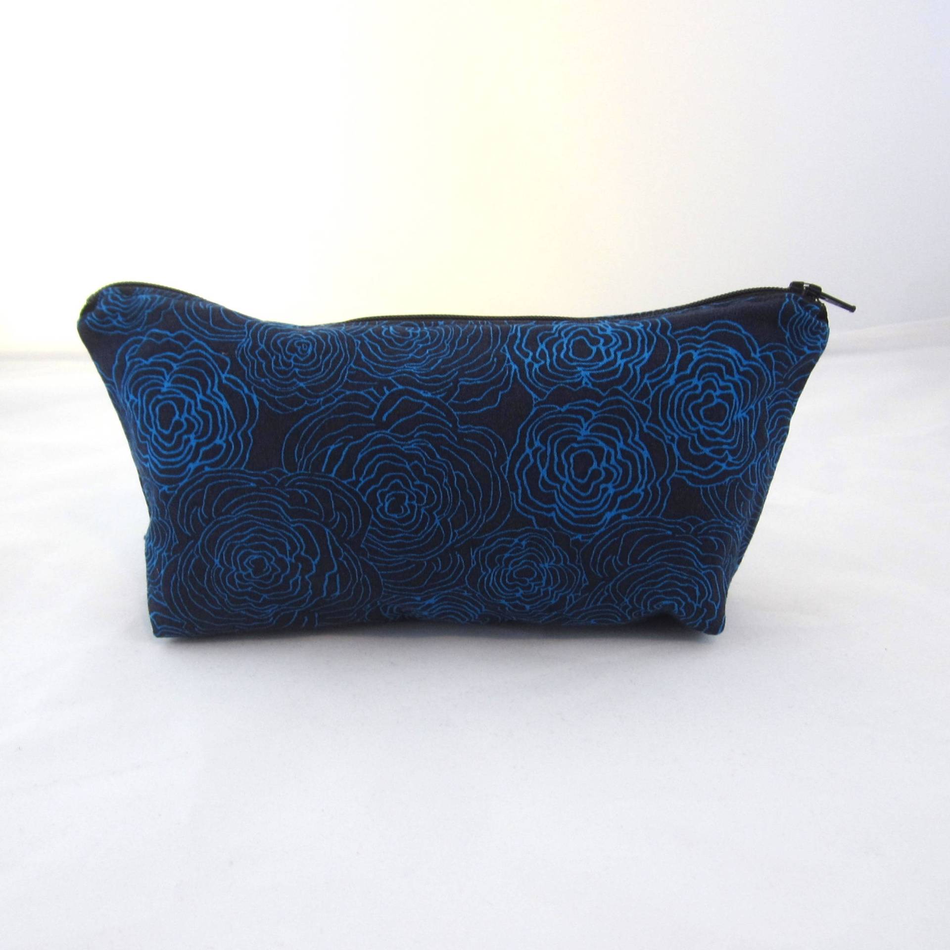 Blaue Rosen Und Schwarzem Stoff Aufstehen Reißverschluss Tasche/Kosmetiktasche Blaue Rosen Und Schwarzem Stoff Aufstehen Reißverschluss Tasche/Kosmetiktasche von MarfDaze