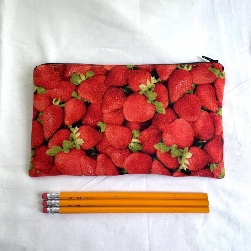 Erdbeeren Stoff Reißverschluss Täschchen/Federmäppchen Schminktasche Gadget Sack Erdbeeren Stoff Reißverschluss Täschchen/Federmäppchen Schminktasche Gadget Sack von MarfDaze