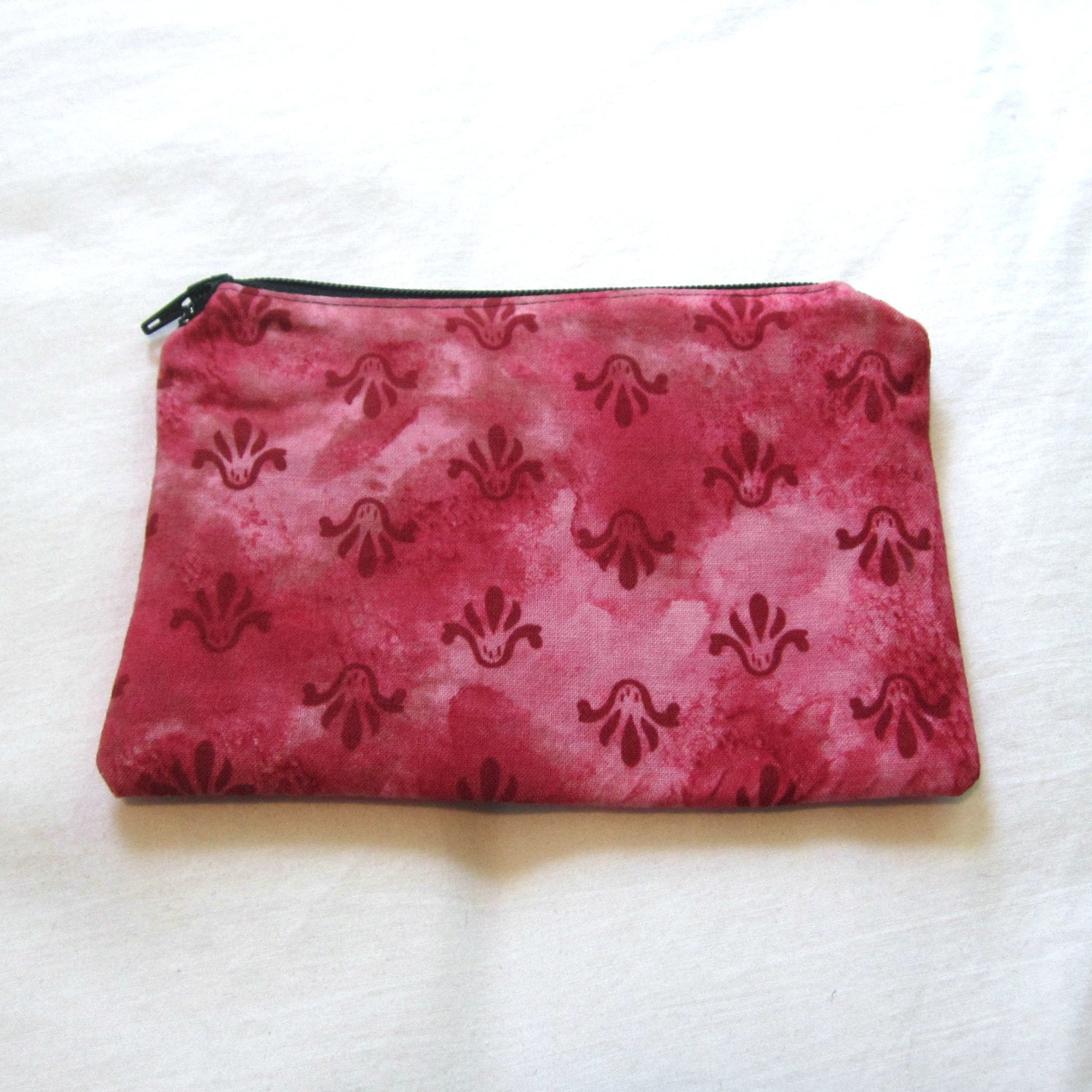 Himbeere Und Cranberry Batik Stoff Geldbörse/Reißverschluss Beutel Himbeere Und Cranberry Batik Stoff Geldbörse/Reißverschluss Beutel von MarfDaze