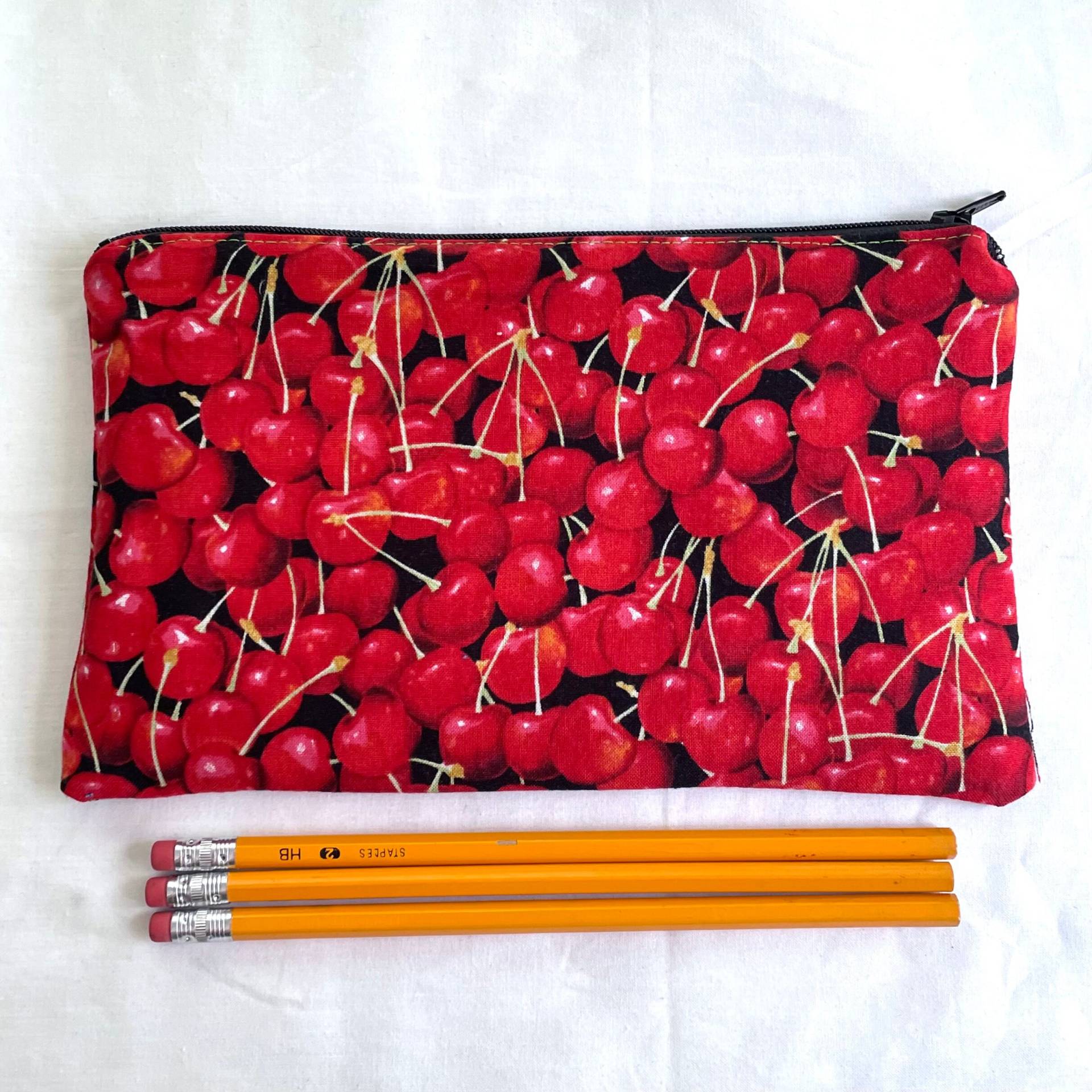 Kirschen Stoff Reißverschluss Täschchen/Federmäppchen Schminktasche Gadget Sack Kirschen Stoff Reißverschluss Täschchen/Federmäppchen Schminktasche Gadget Sack von MarfDaze
