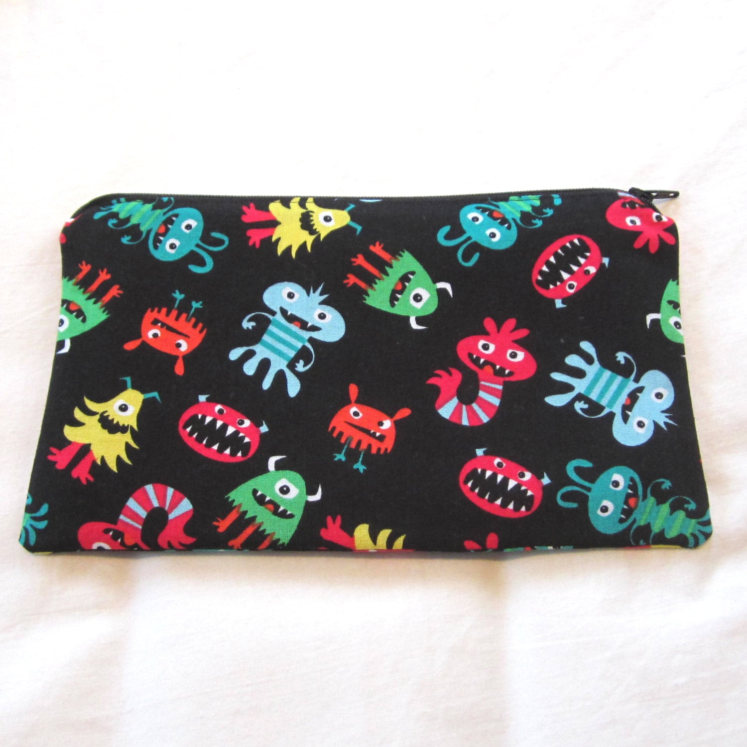 Kleine Süße Monster Auf Schwarzem Stoff Reißverschluss Beutel/Bleistift Etui Kosmetiktasche Gadget Sack Kleine Süße Monster Auf Schwarzem Stoff Reißverschluss Beutel/Bleistift Etui Kosmetiktasche Gadget Sack von MarfDaze
