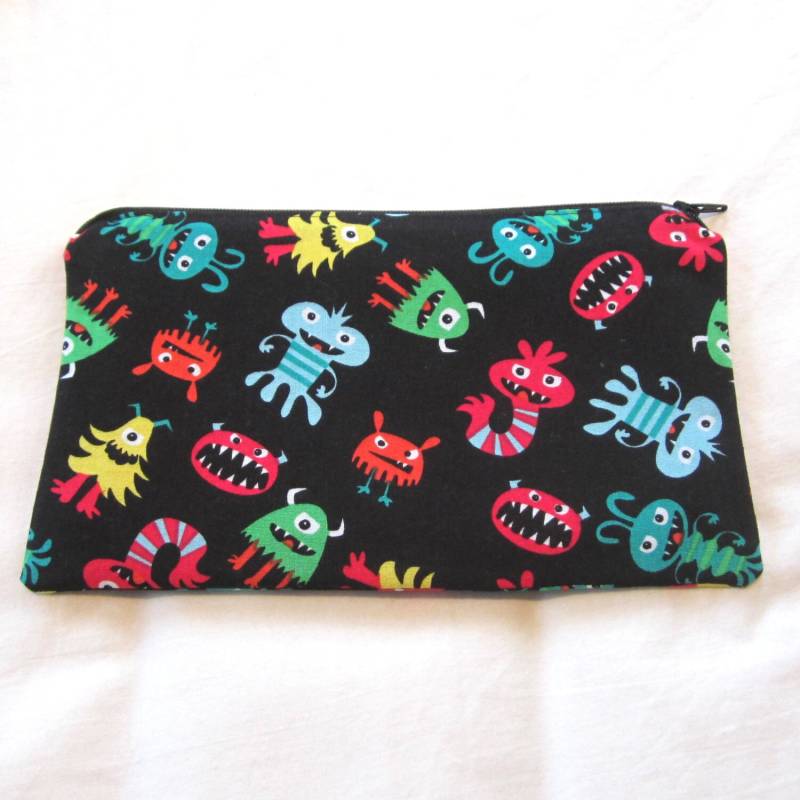 Kleine Süße Monster Auf Schwarzem Stoff Reißverschluss Beutel/Bleistift Etui Kosmetiktasche Gadget Sack Kleine Süße Monster Auf Schwarzem Stoff Reißverschluss Beutel/Bleistift Etui Kosmetiktasche Gadget Sack von MarfDaze