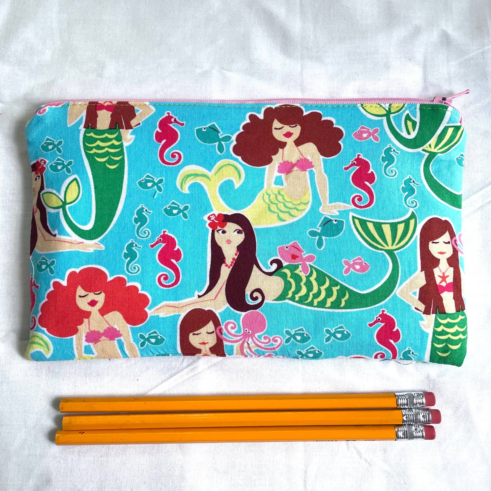 Meerjungfrauen Stoff Mäppchen/Make Up Tasche Gadget Täschchen Meerjungfrauen Stoff Mäppchen/Make Up Tasche Gadget Täschchen von MarfDaze