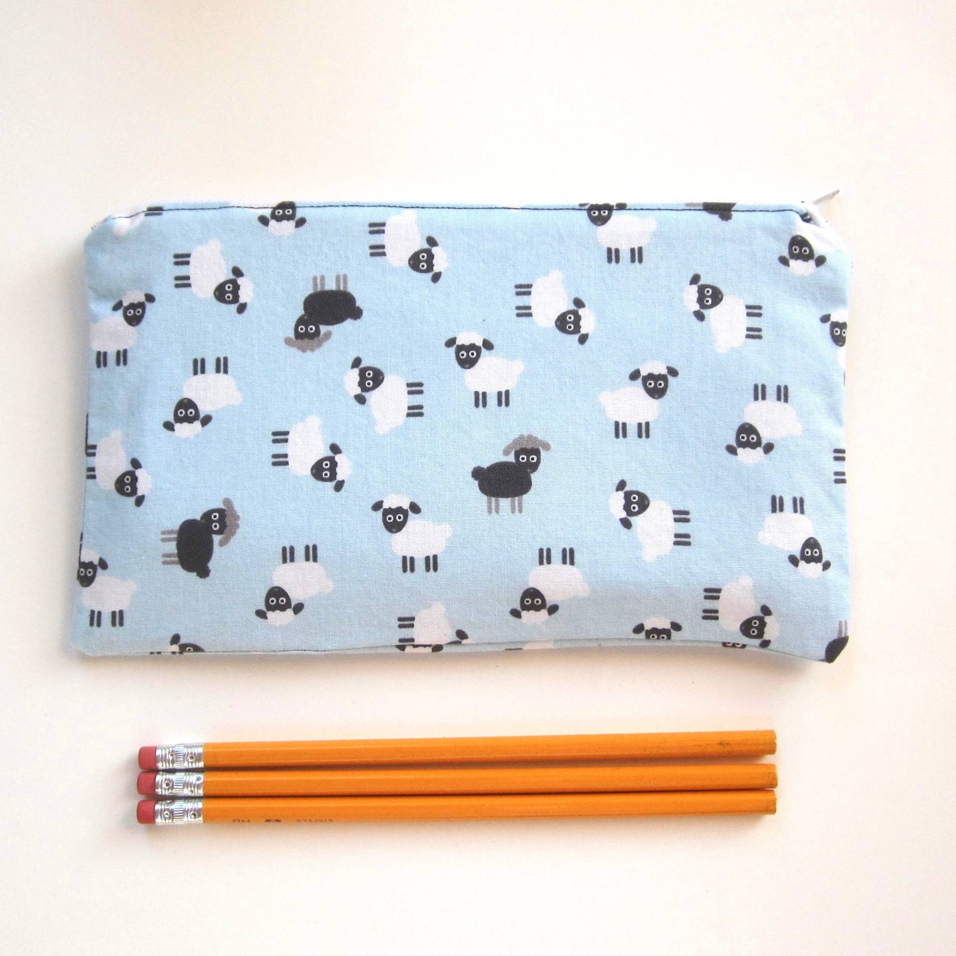 Schaf Auf Blau Stoff Reißverschlusstasche/Stiftemäppchen Schminktasche Schaf Auf Blau Stoff Reißverschlusstasche/Stiftemäppchen Schminktasche von MarfDaze