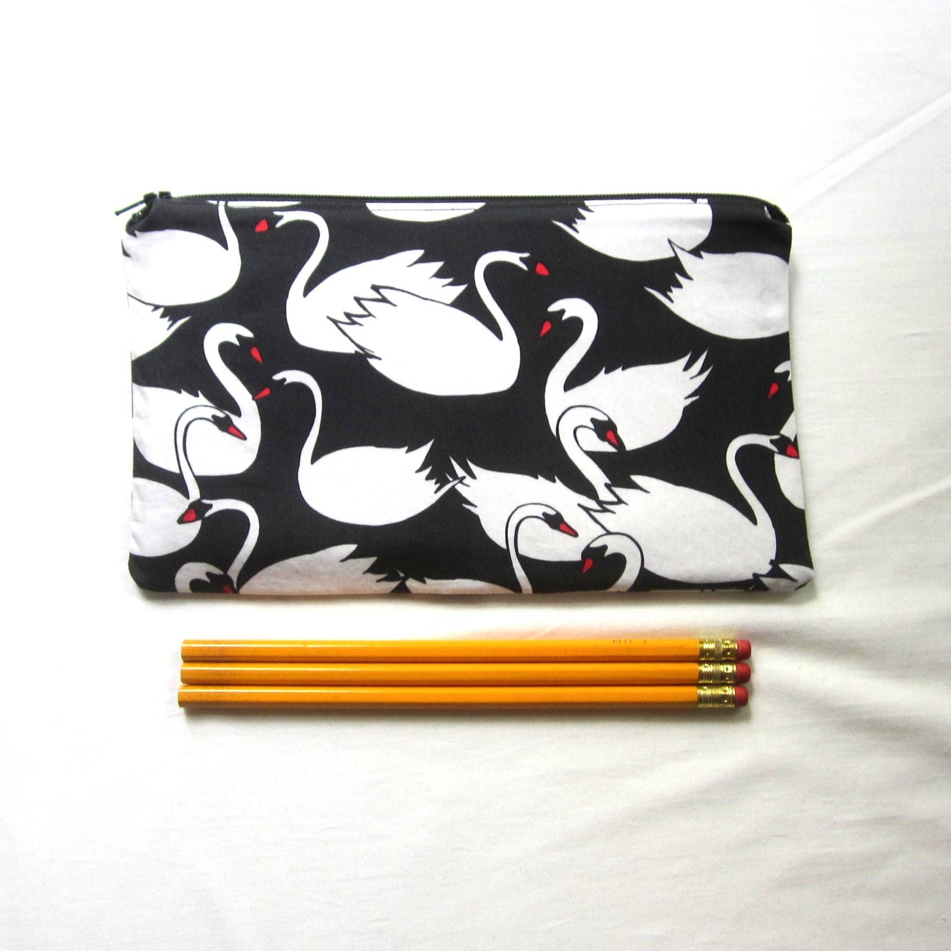 Schwäne Stoff Reißverschluss Beutel/Bleistift Fall Make-Up Tasche Gadget Schwäne Stoff Reißverschluss Beutel/Bleistift Fall Make-Up Tasche Gadget von MarfDaze