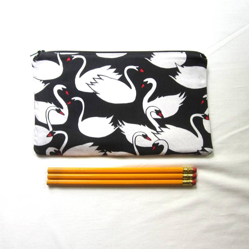 Schwäne Stoff Reißverschluss Beutel/Bleistift Fall Make-Up Tasche Gadget Schwäne Stoff Reißverschluss Beutel/Bleistift Fall Make-Up Tasche Gadget von MarfDaze
