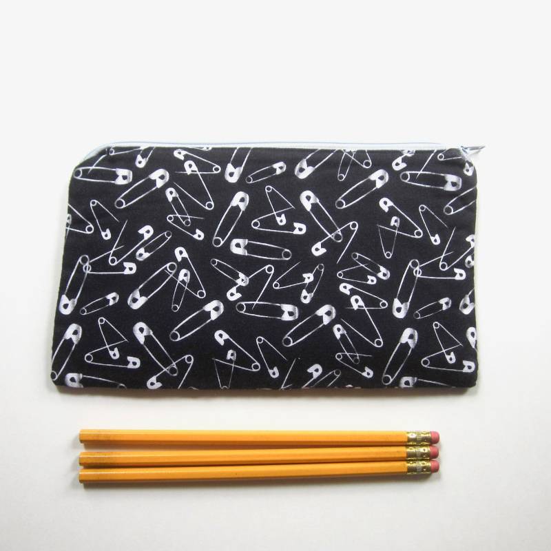 Silber Sicherheitsnadeln Stoff Reißverschlusstasche/Stiftetasche Schminktasche Gadgetsack Silber Sicherheitsnadeln Stoff Reißverschlusstasche/Stiftetasche Schminktasche Gadgetsack von MarfDaze