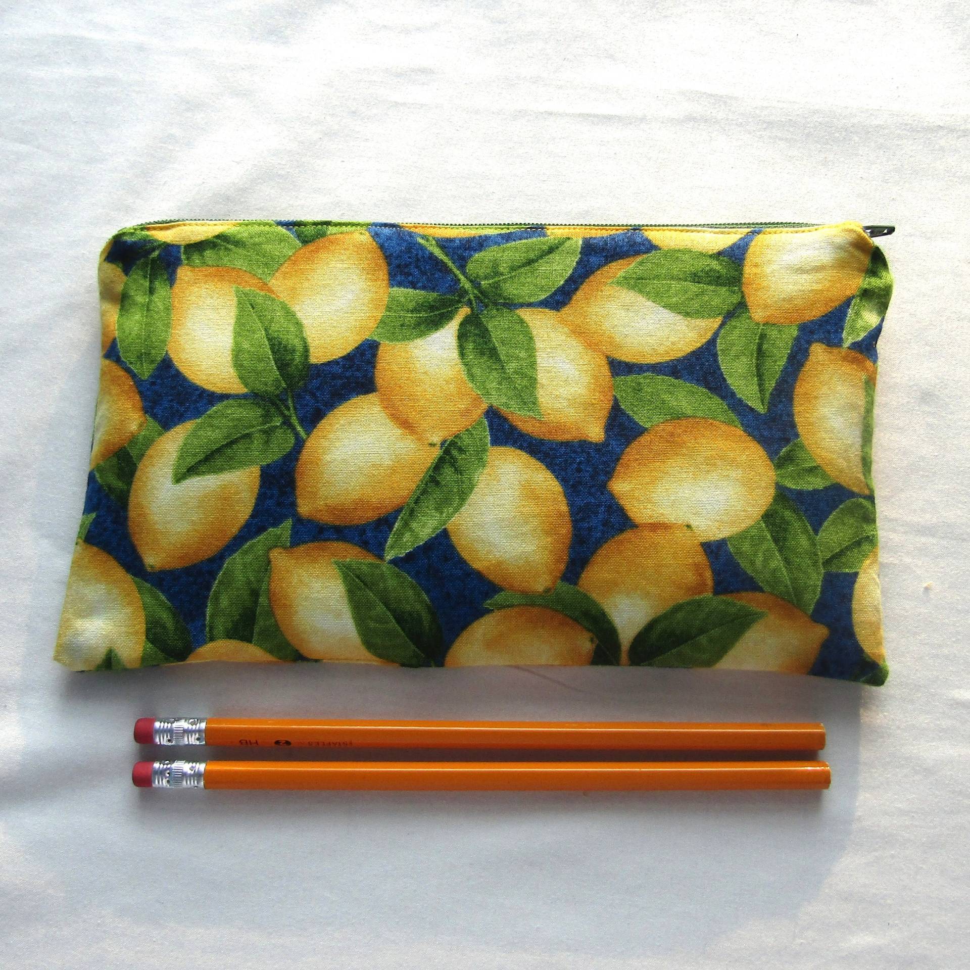 Zitronen Auf Blau Stoffbeutel/Federmäppchen Make Up Tasche Zitronen Auf Blau Stoffbeutel/Federmäppchen Make Up Tasche von MarfDaze