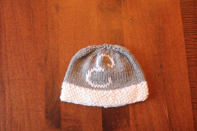 Handgestrickte Babymütze Mit Monogramm - Buchstabe in Schreibschrift Handgestrickte Babymütze Mit Monogramm - Buchstabe in Schreibschrift von MargaretaliceDesigns