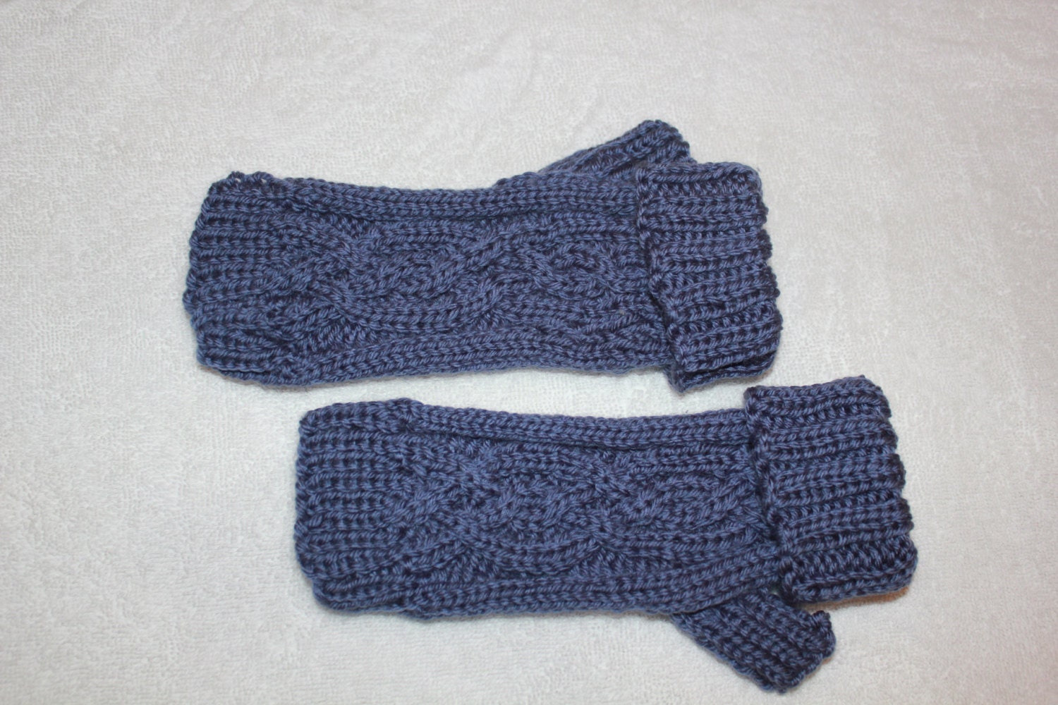 Handgestrickte Fingerlose Handschuhe Mit Einem Schönen Kabelmuster - Kurz Handgestrickte Fingerlose Handschuhe Mit Einem Schönen Kabelmuster - Kurz von MargaretaliceDesigns