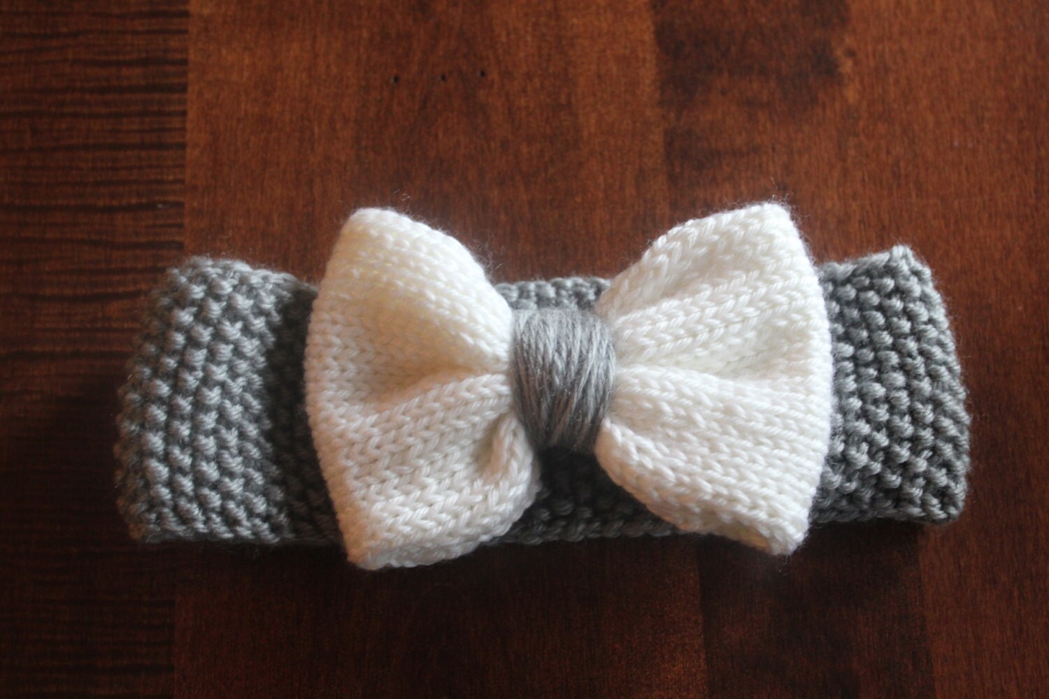 Handgestricktes Stirnband Mit Schleife Handgestricktes Stirnband Mit Schleife von MargaretaliceDesigns