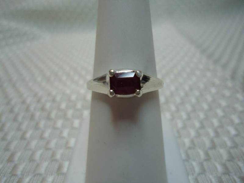 Madagaskar Rubin Seitlich Gefasster Ring Mit Smaragdschliff in Sterling Silber - Größe 7 #2287 von MargaretsGems