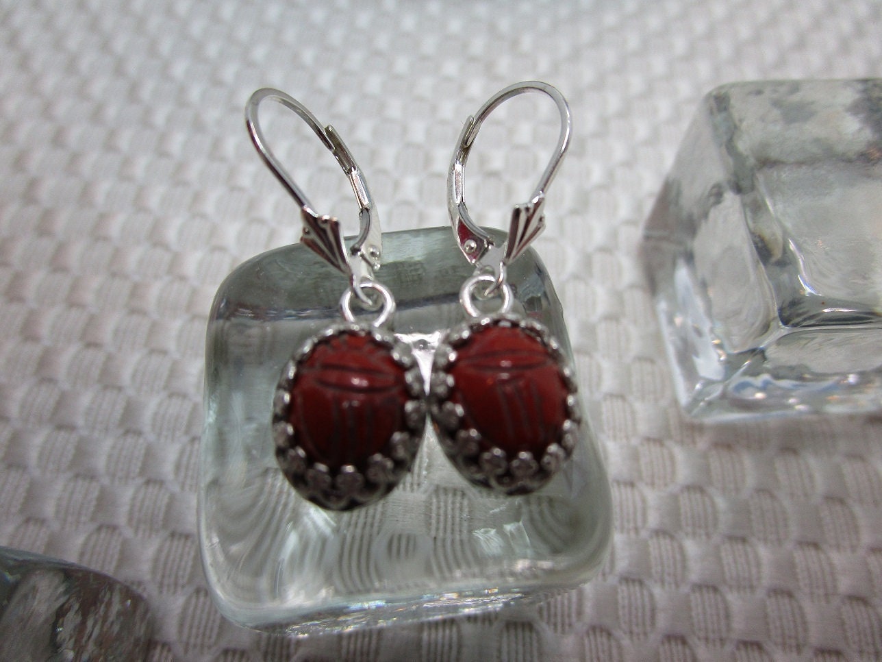 Oval Cabochon Carved Roter Onyx Skarabäus Tropfen Ohrringe, Sterling Silber #2574 von MargaretsGems