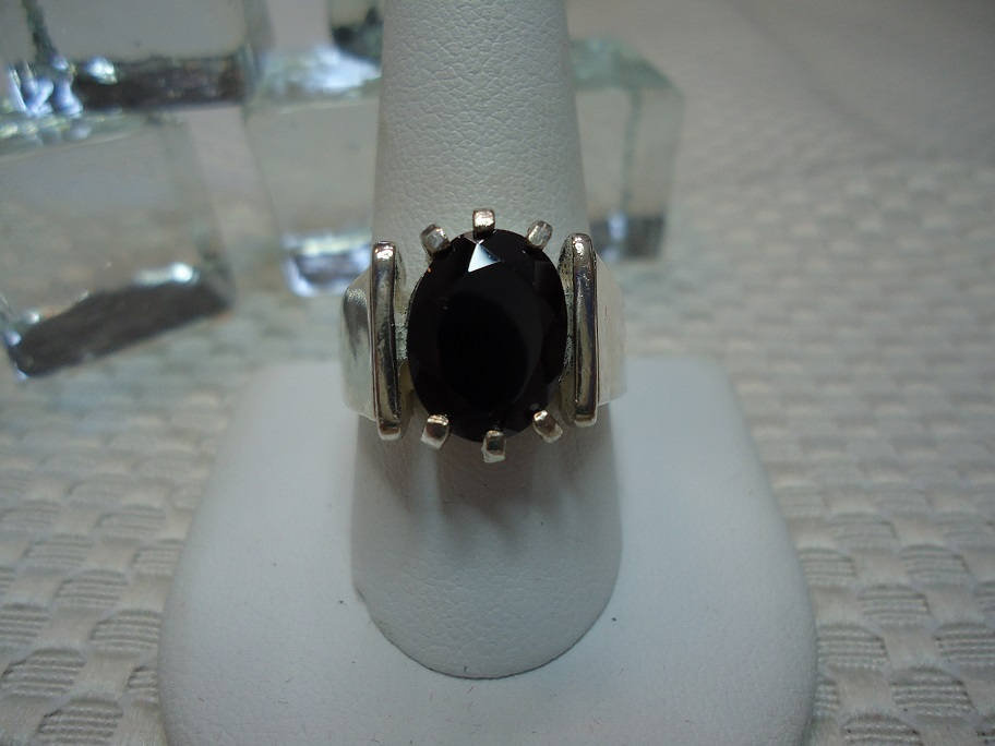 Oval Geschnittener Schwarzer Spinell-Ring Aus Sterling Silber - Größe 10 #2168 Oval Geschnittener Schwarzer Spinell-Ring Aus Sterling Silber - Größe 10 #2168 von MargaretsGems